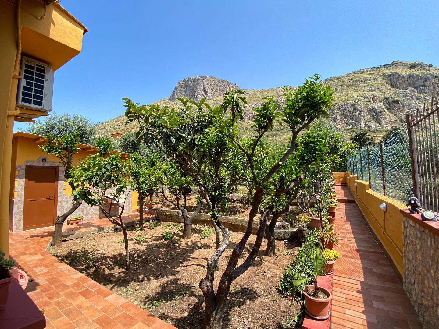 Giardino esterno della casa vacanze di Sferracavallo